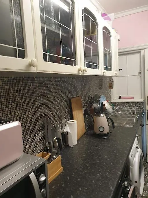 Spacious Bedroom With Private Bathroom. Abbey Wood Apartment